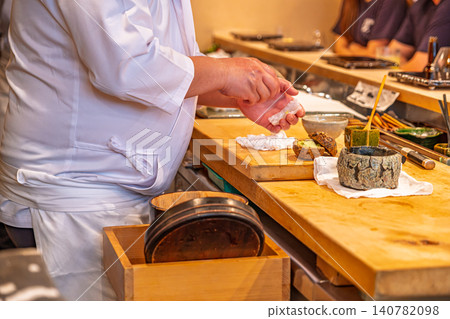 [#Gourmet] A scene from inside the restaurant where a sushi chef prepares food at the counter. 140782098