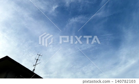 飛機尾跡和建築物輪廓 飛機尾跡和建築物輪廓 140782103