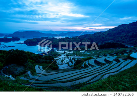 夜幕下的大浦梯田俯瞰玄界海 夜幕下的大浦梯田俯瞰玄界海 140782166