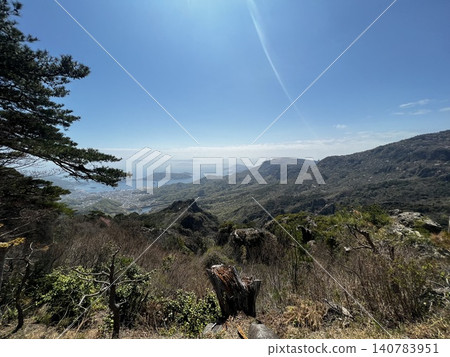晴空萬裡，陽光灑滿山間；從山頂可以欣賞到壯麗的海景和島嶼風光。 140783951