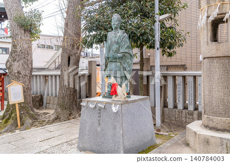 大阪市阿倍野區安倍晴明神社:安倍晴明雕像(傳說中陰陽師安倍晴明的誕生地)。作為安倍王子神社的附屬神社而修復。 大阪市阿倍野區安倍晴明神社:安倍晴明雕像(傳說中陰陽師安倍晴明的誕生地)。作為安倍王子神社的附屬神社而修復。 140784003