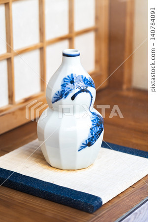 Kyoto Traditional Craft: Porcelain Gourd-Shaped Vase with Pine Tree Design (Chawan-zaka, Higashiyama, Kyoto) Kyoto Traditional Craft: Porcelain Gourd-Shaped Vase with Pine Tree Design (Chawan-zaka, Higashiyama, Kyoto) 140784091