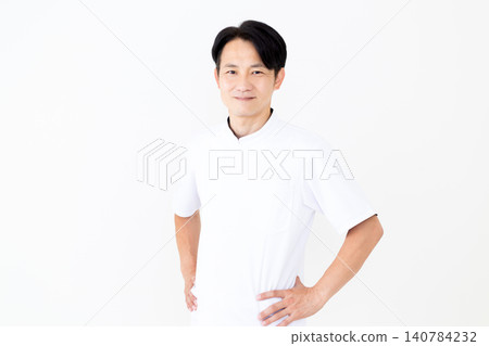 身穿白大褂的中年男性針灸師/整骨師。 140784232