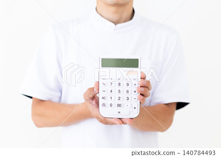 身穿白大褂、手持計算器的中年男性針灸師/整骨師。 140784493