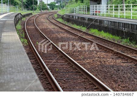 當地火車站月台及隨後的軌道 當地火車站月台及隨後的軌道 140784667