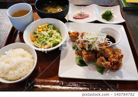 日式餐桌上擺放著炸雞套餐、米飯和味噌湯。 日式餐桌上擺放著炸雞套餐、米飯和味噌湯。 140784782