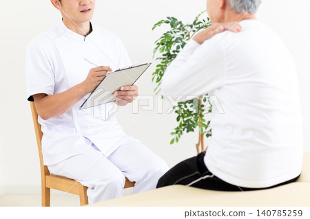 針灸師和整骨師在治療診所進行諮詢 針灸師和整骨師在治療診所進行諮詢 140785259