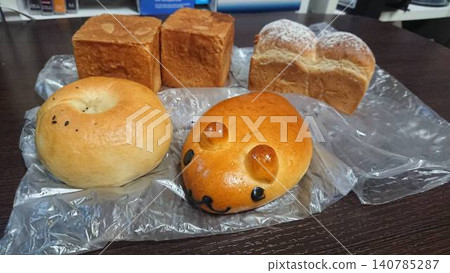 Savory bread and sweet bread (animal-shaped bread and cube-shaped bread) purchased from a bakery. Savory bread and sweet bread (animal-shaped bread and cube-shaped bread) purchased from a bakery. 140785287