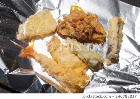 I'm about to heat up the store-bought tempura assortment by arranging it on aluminum foil. I'm about to heat up the store-bought tempura assortment by arranging it on aluminum foil. 140785837