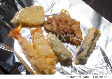 I'm about to heat up the store-bought tempura assortment by arranging it on aluminum foil. I'm about to heat up the store-bought tempura assortment by arranging it on aluminum foil. 140785838