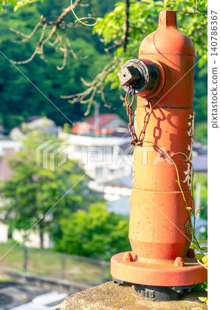 一幅以復古消防栓和私人住宅為特色的景觀:豎向 一幅以復古消防栓和私人住宅為特色的景觀:豎向 140786367