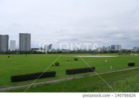 玉川自行車道：初夏時節綠意盎然，可欣賞城市美景。 140786826