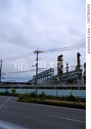 The road leading to Higashi-Ogishima, a beautiful, inorganic industrial landscape. The road leading to Higashi-Ogishima, a beautiful, inorganic industrial landscape. 140786848