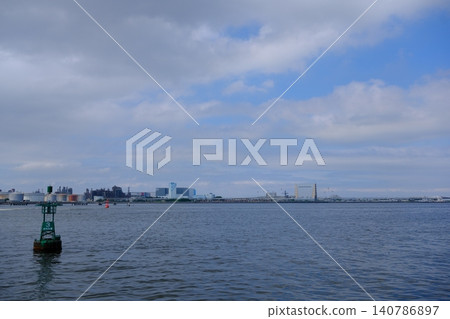 Feeling the early summer sea breeze, I gazed upon the industrial area and the blue sky from Higashi-Ogishima in Kawasaki. 140786897