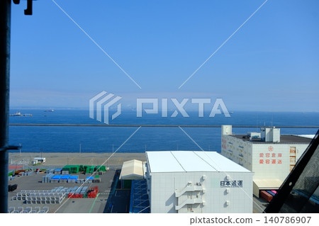 湛藍的天空和浩瀚的海洋,川崎港是充滿活力的物流樞紐。 湛藍的天空和浩瀚的海洋,川崎港是充滿活力的物流樞紐。 140786907