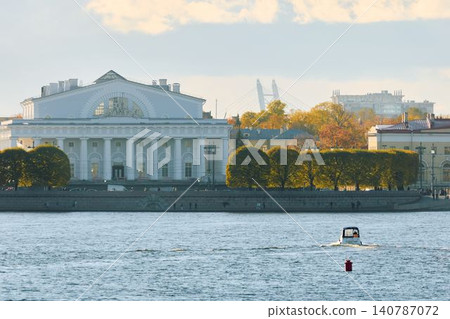 Russia, St.Petersburg, Old stock exchange building, pleasure boats in the Neva River at sunset, the drawbridge Palace, the cabinet of curiosities Museum, Rostral columns, shipyards 140787072