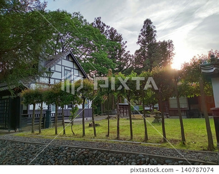 夕陽西下,映照著復古的房屋和花園。 夕陽西下,映照著復古的房屋和花園。 140787074