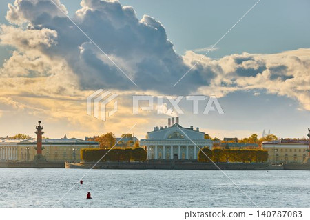 Russia, St.Petersburg, Old stock exchange building, pleasure boats in the Neva River at sunset, the drawbridge Palace, the cabinet of curiosities Museum, Rostral columns, shipyards 140787083