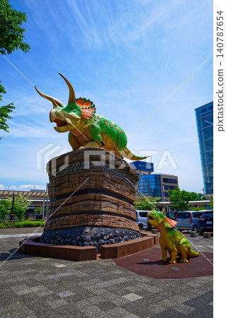 Dinosaur monument of a Triceratops parent and child in the east exit plaza of JR Fukui Station; Dinosaur robot Dinosaur monument of a Triceratops parent and child in the east exit plaza of JR Fukui Station; Dinosaur robot 140787654