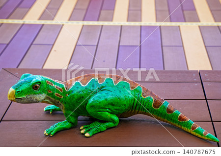 JR福井站旅遊交流中心屋頂上的福井龍(Fukuisaurus tetoriensis)迷你恐龍紀念碑。 JR福井站旅遊交流中心屋頂上的福井龍(Fukuisaurus tetoriensis)迷你恐龍紀念碑。 140787675