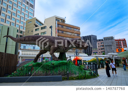 在福井鐵道站前,一隻肉食恐龍——暴龍——的機器人 在福井鐵道站前,一隻肉食恐龍——暴龍——的機器人 140787768