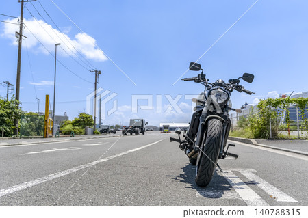 夏天,一輛大型美式摩托車停在大黑碼頭。 夏天,一輛大型美式摩托車停在大黑碼頭。 140788315