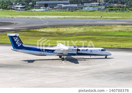 陽光明媚的仙台機場，飛機滑行中，宮城縣名取市 140788376