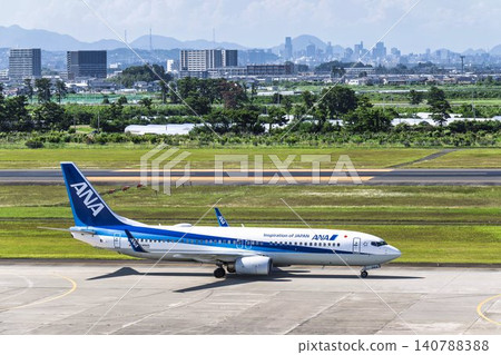 陽光明媚的仙台機場,飛機滑行中,宮城縣名取市 陽光明媚的仙台機場,飛機滑行中,宮城縣名取市 140788388