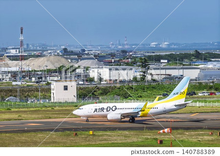 陽光明媚的仙台機場,飛機滑行中,宮城縣名取市 陽光明媚的仙台機場,飛機滑行中,宮城縣名取市 140788389