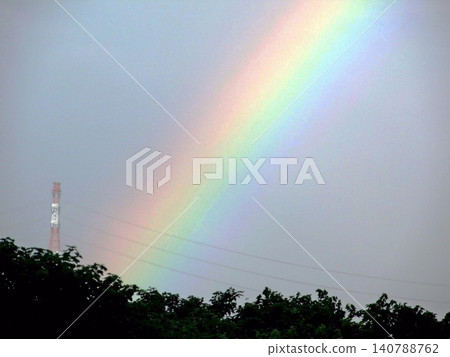 2021年7月15日,雨後東方的天空中清晰地出現了一道彩虹,橫跨一座輸電塔。 2021年7月15日,雨後東方的天空中清晰地出現了一道彩虹,橫跨一座輸電塔。 140788762