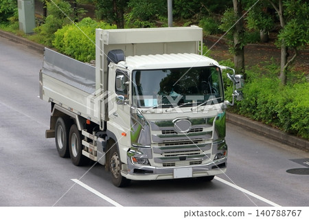 一輛行駛中的自卸卡車 140788767