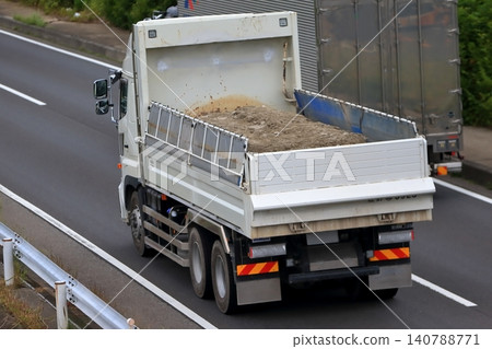 一輛行駛中的自卸卡車 140788771