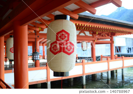 安藝國宮島嚴島神社走廊中供奉的燈籠 140788967