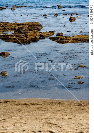 浪潮在沙灘上擊敗 140789473