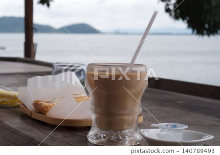 Cafe with a view of the lake 140789493