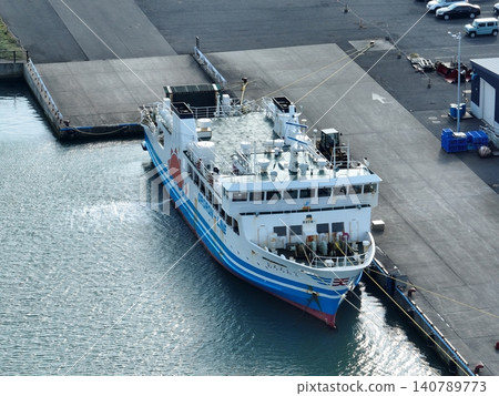 <Bird's-eye view> Ships handling cargo at the ferry terminal. <Bird's-eye view> Ships handling cargo at the ferry terminal. 140789773