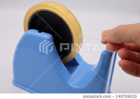 有人在剪透明膠帶 有人在剪透明膠帶 140789810