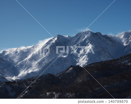 從栂池高原滑雪場的栂之森雪道上可以看到白馬山脈的雪景。 從栂池高原滑雪場的栂之森雪道上可以看到白馬山脈的雪景。 140789870
