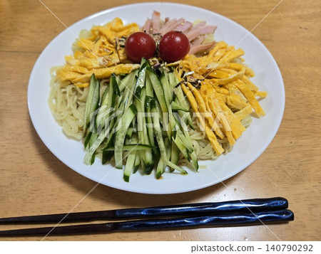 自製冷拉麵盛放在白色盤子裡,擺在桌上。 自製冷拉麵盛放在白色盤子裡,擺在桌上。 140790292