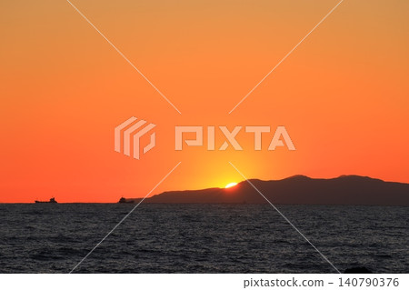 Sunset over the sea Sunset over the sea 140790376