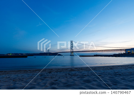 藍色時刻與明石海峽大橋 藍色時刻與明石海峽大橋 140790467