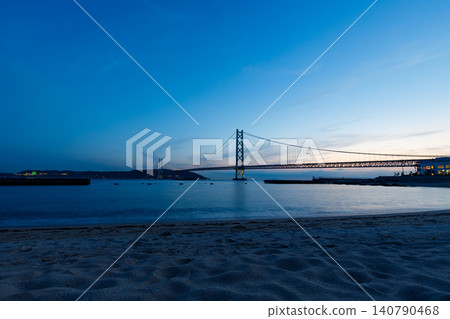 藍色時刻與明石海峽大橋 藍色時刻與明石海峽大橋 140790468