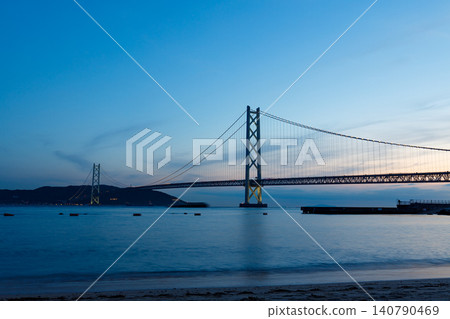 藍色時刻與明石海峽大橋 藍色時刻與明石海峽大橋 140790469