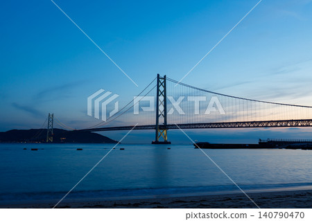 藍色時刻與明石海峽大橋 藍色時刻與明石海峽大橋 140790470