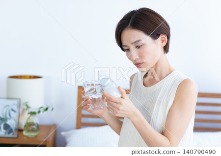 中年婦女服用補品的婦女 中年婦女服用補品的婦女 140790490
