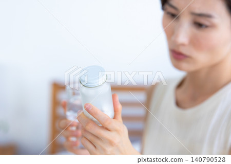 中年婦女服用補品的婦女 中年婦女服用補品的婦女 140790528