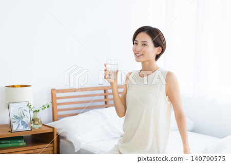 美麗的畫面:女子飲水 美麗的畫面:女子飲水 140790575