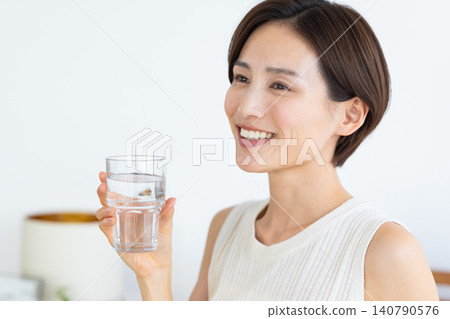 美麗的畫面:女子飲水 美麗的畫面:女子飲水 140790576