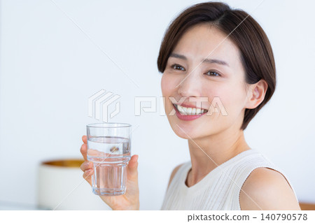 美麗的畫面:女子飲水 美麗的畫面:女子飲水 140790578
