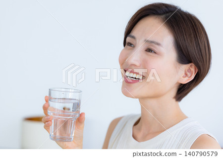 美麗的畫面:女子飲水 美麗的畫面:女子飲水 140790579